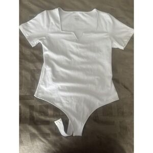 Saungkuai Bodysuit Womens Medium White Short Sleeve‎ Notch Neck Snap Crotch